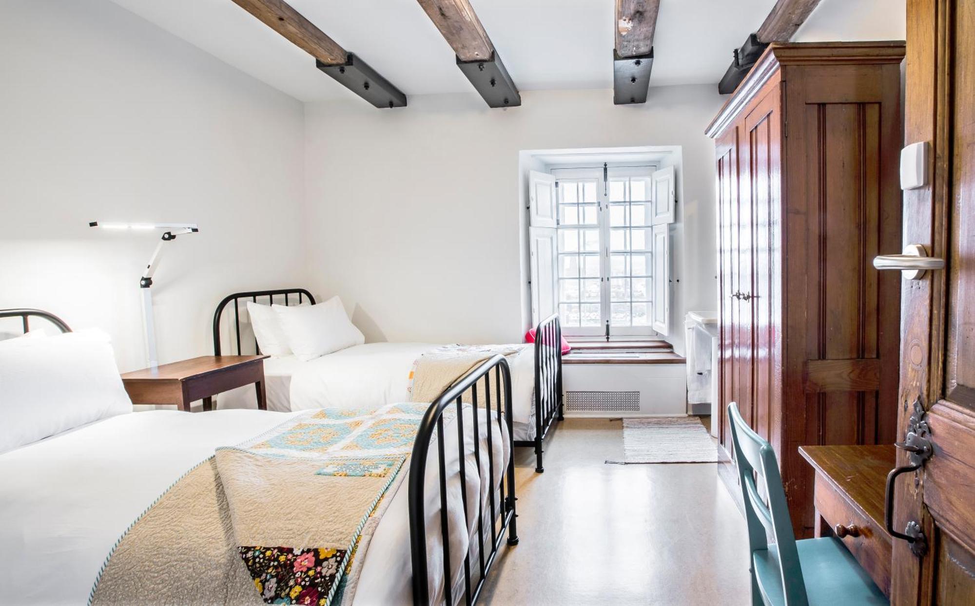 Chambre Lits Jumeaux Authentique avec Salle de Bains Commune